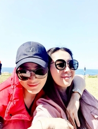 송윤아, 김혜수와 찐 10년 우정 인증 “언니의 고민 나눠 행복”