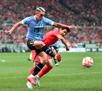 ‘발베르데 킥’에 당한 한국, SON-이강인 개인전술로 해법 찾았다 [우루과이전 현장=전반종료]