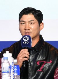 [포토]LG 오지환, ‘결혼식 사회 봐 드릴게요!’