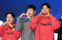 [포토]하트 만들어 보이는 KIA 김종국 감독과 김선빈-김도영