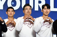 [포토]하트 만들어 보이는 키움 홍원기 감독과 이정후-김혜성