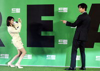 [포토] 박서준 찍는 아이유 ‘호흡도 척척’