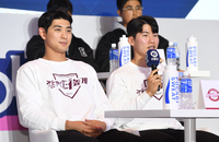 [포토]시즌 각오 밝히는 키움 이정후와 김혜성