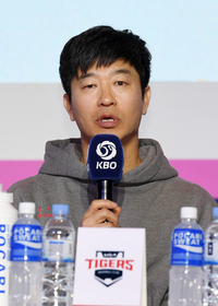 [포토]시즌 출사표 밝히는 KIA 김종국 감독