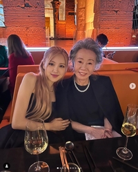 블핑 로제, 윤여정과 뉴욕서 팔짱끼고 한 컷 ‘모녀 아니야?’