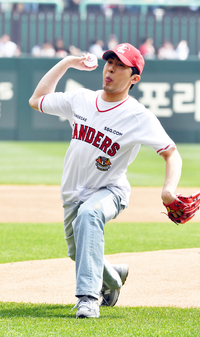 ‘SSG-KIA 개막전 시구하는 개그맨 김원훈[포토]