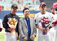 [포토]개막 축하 꽃다발 받은 한화 주장 정우람과 키움 주장 이정후