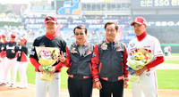 ‘SSG-KIA 개막전 축하꽃다발 받은 김원형, 김종국 감독[포토]
