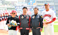 ‘SSG-KIA 개막전 축하꽃다발 받은 김선빈, 한유섬 주장[포토]