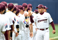 [포토]하이파이브 나누며 입장하는 키움 홍원기 감독