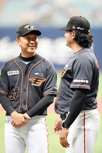 [포토]한화의 주장 정우람과 수베로 감독