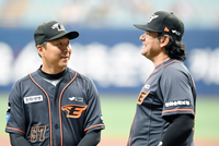 [포토]이야기 나누는 한화 주장 정우람과 수베로 감독