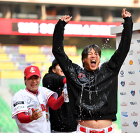 ‘후배들 기습축하’ 받는 김광현[포토]