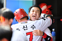 ‘김강민의 격한 축하’1회말 동점솔로홈런 추신수[포토]