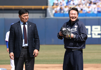 ‘95년 YS 이후 28년 만’ 윤석열 대통령, 프로야구 개막전 시구