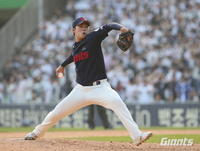 첫날부터 부상이…롯데 이민석 팔꿈치 통증으로 병원행[SS 메디컬체크]