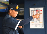 1승1패 받아든 초보사령탑 ‘맡기는 야구’로는 어렵다[장강훈의 액션피치]