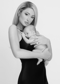 ‘대리모 출산’ 패리스 힐튼, 첫 아들과 흑백화보 등장[할리웃톡]