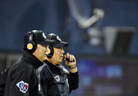 판독실과 이야기나누는 이민호 구심[포토]