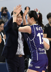 [포토]하이파이브 나누는 도로공사 김종민 감독과 정대영