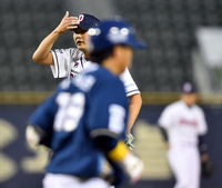 8회초 박석민 볼넷 출루하는 정철원[포토]