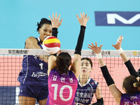 [포토]캣벨, 김연경의 블로킹을 피해서!