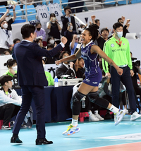 [포토]도로공사 캣벨-김종민 감독, 5차전 간다!