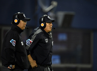 이유찬 2루도루 아웃 비디오판독 진행하는 이민호 구심[포토]