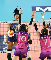 [포토]김연경의 블로킹 뚫는 캣벨