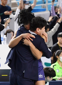 [포토]승리 이끈 캣벨과 포옹하는 김종민 감독