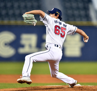 8회초 책임진 정철원[포토]