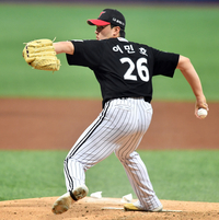 ‘1회부터 만루위기’ 역투펼치는 LG 이민호[포토]