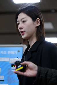 [포토] 김새론, 1심 선고공판 위해 법원 입장