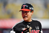 더그아웃 지키는 아들에 한마디 건네는 이종범 코치[포토]