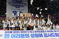 ‘챔피언 모자 던지며 자축’ 도로공사 선수들[포토]