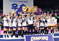 우승트로피 든 김종민 감독[포토]