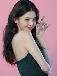 미모에 취한다… 한소희, 소주잔까지 명품느낌