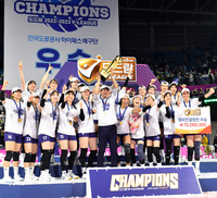 ‘챔피언환호’ 우승트로피 든 김종민 감독[포토]