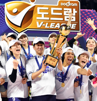 좌정아 우캣벨, 우승컵 든 김종민 감독[포토]