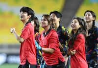 [포토]그라운드 입장하던 ‘골 때리는 그녀들’, 전광판에 우리가!