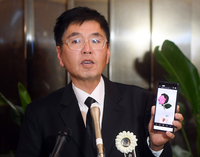 [포토] 인터뷰하는 故 현미 큰아들 이영곤 씨