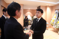 [포토] 故 현미 유족 위로하는 설운도