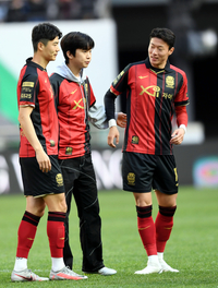 [포토] 임영웅, 기성용-황의조와 반가운 인사