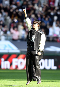 [포토] 상암벌에서 달구는 임영웅, ‘히어로’가 부르는 ‘히어로’