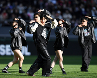 [포토] 임영웅, 축구장 봄 나들이 온 영웅시대에 댄스 선물