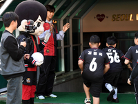 [포토] 축구장 찾은 영웅 ‘임영웅’...따뜻한 미소로 손인사