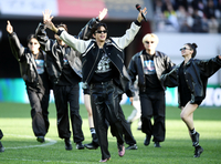 [포토] 임영웅 ‘축구장 나들이 온 영웅시대에 화끈한 팬서비스’