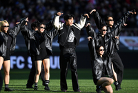 [포토] 임영웅 ‘축구장 찾은 팬에 댄스로 화끈하게 화답’