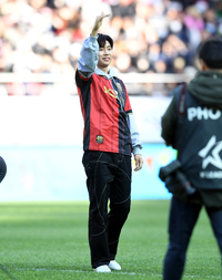 [포토] 상암벌 찾은 영웅시대에 인사하는 임영웅