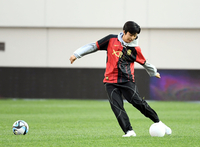 [포토]  영웅 임영웅 ‘시축으로 보여 준 축구 실력’